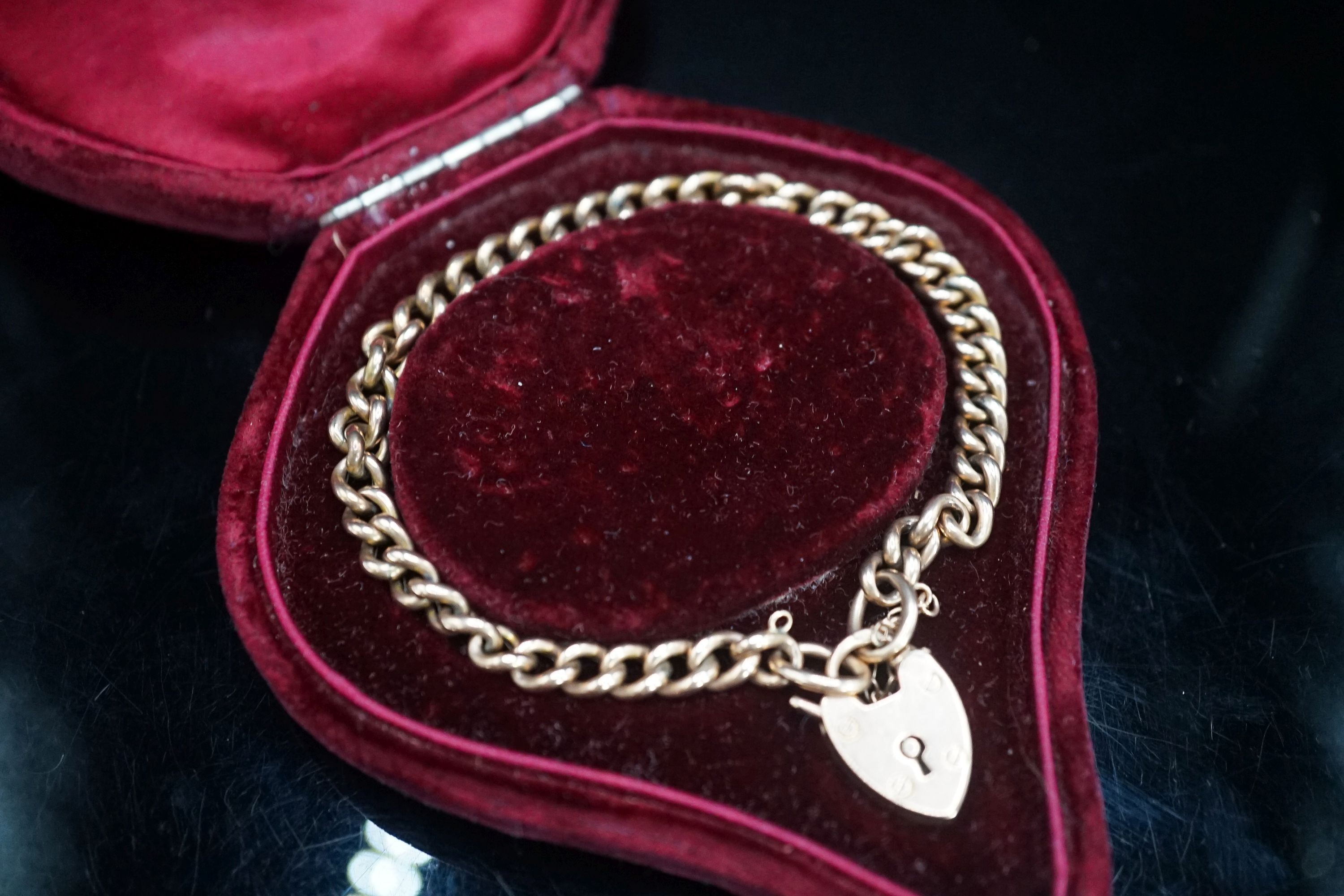 A 9ct gold curb link bracelet with heart shaped clasp (no key), 20cm, 10 grams.